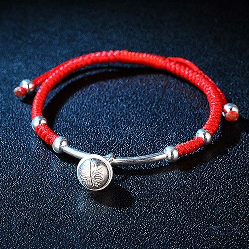 Rotes Schnur Armband FengShui Glocke Silber Perlen Glück Charm Flat Lay