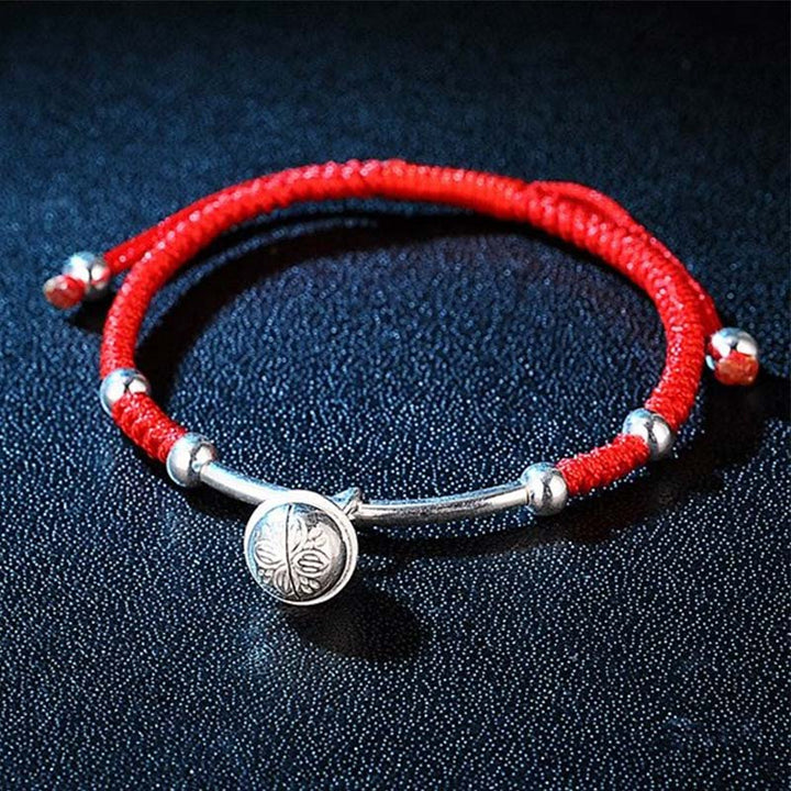 Rotes Schnur Armband FengShui Glocke Silber Perlen Glück Charm Flat Lay