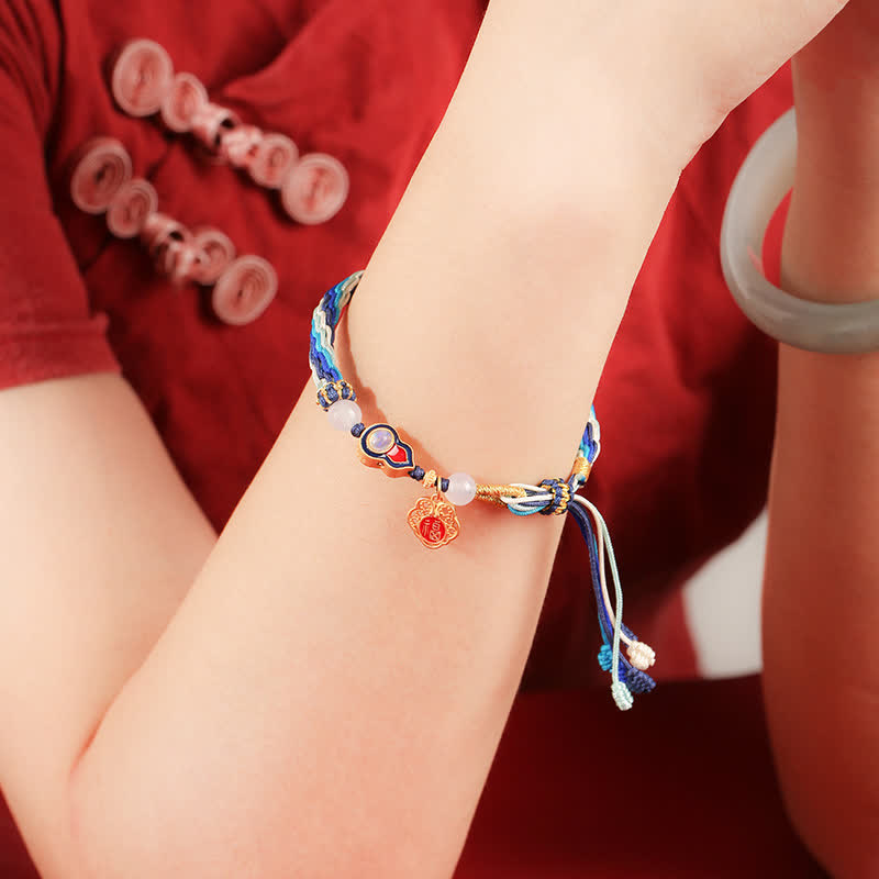 Armband 925 Silber Segen Stärke mit blauen Fäden am Handgelenk getragen