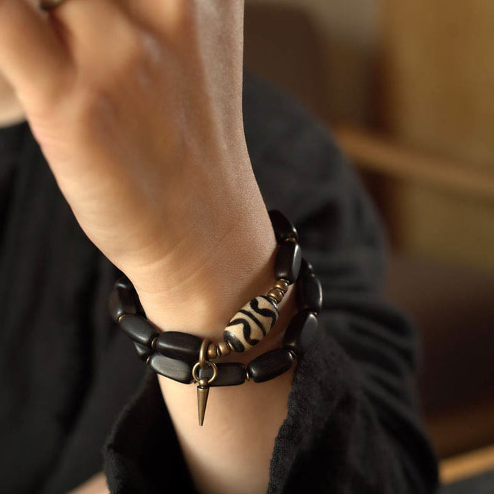 Armband Kupfer Ebenholz mit Spikes am Handgelenk getragen schwarz