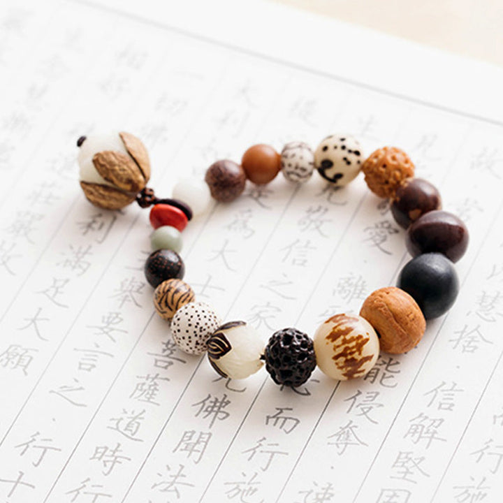 Bodhi Lotus Armband mit bunten Holzperlen auf Schriftzeichen Papier.
