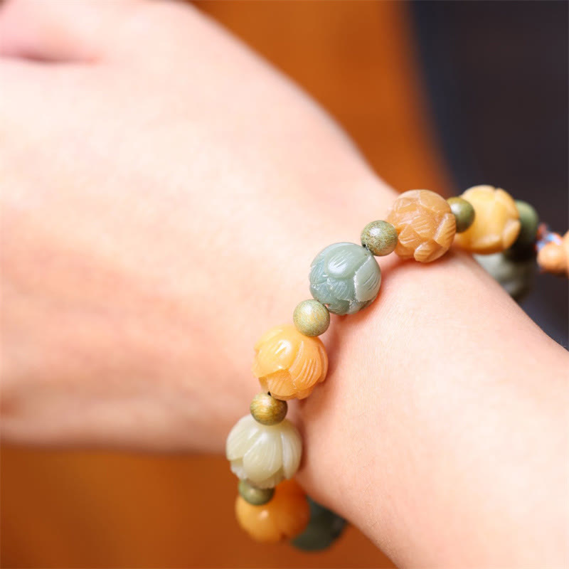 Sandelholz Bodhi Lotus Armband am Handgelenk mit Natursteinen elastisch getragen