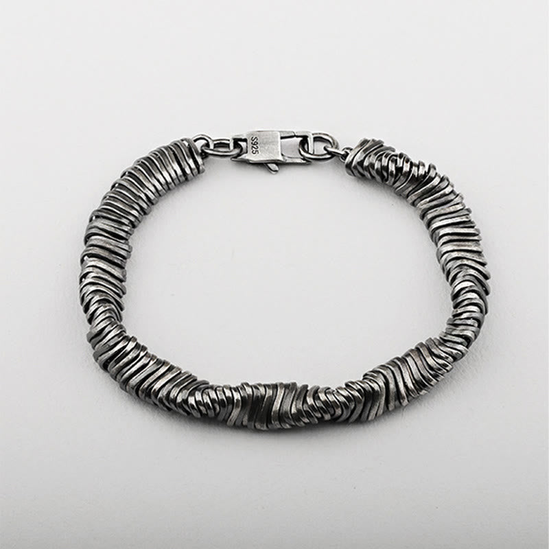Spiralförmiges Silberarmband 925 mit Karabinerverschluss auf weißem Hintergrund.
