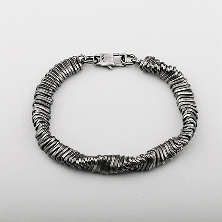 Spiralförmiges Silberarmband 925 mit Karabinerverschluss auf weißem Hintergrund.
