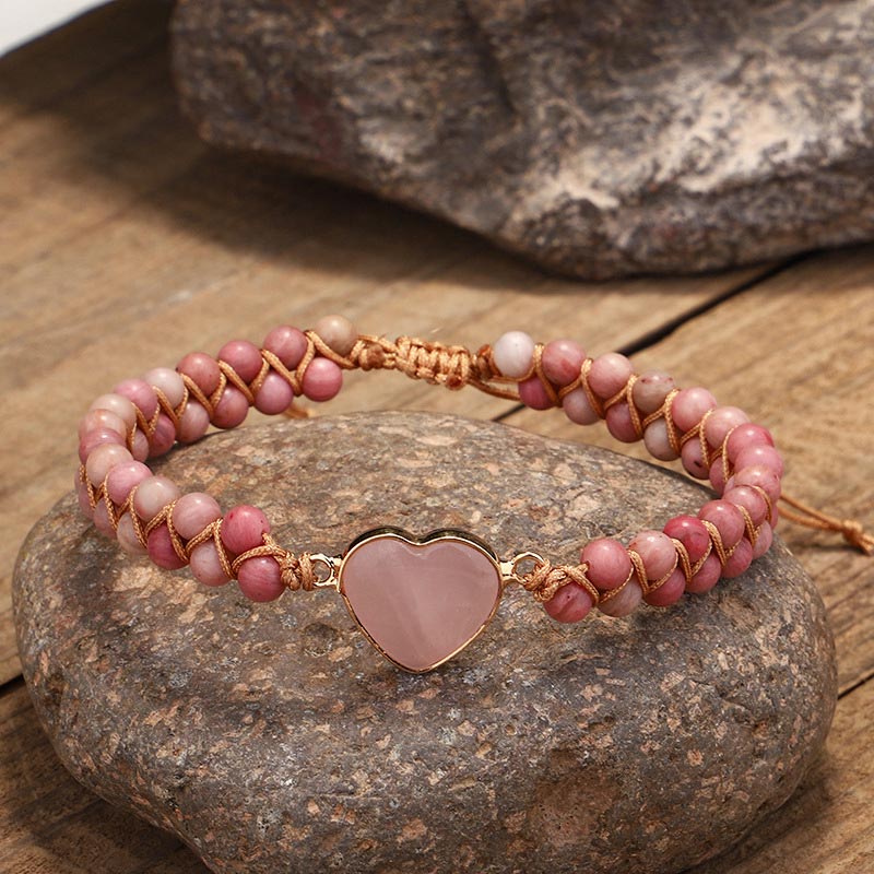 Rosenquarz Armband – Heilung & Liebe mit Herzanhänger auf Stein.