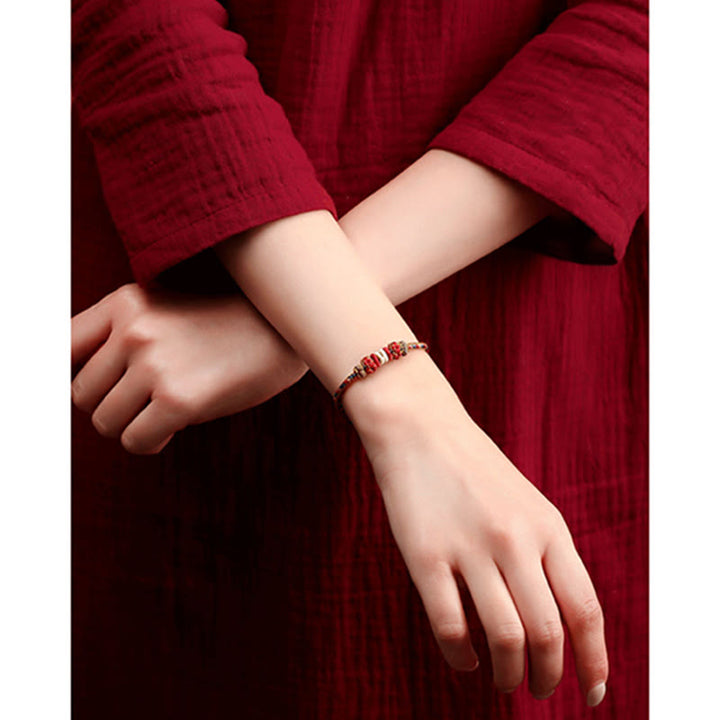 Geflochtenes rotes Schnur Karma Armband am Handgelenk getragen, Schutz und Glück