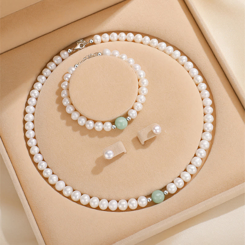 Perlarmband mit grünem Jade Stein 925 Silber elegant präsentiert
