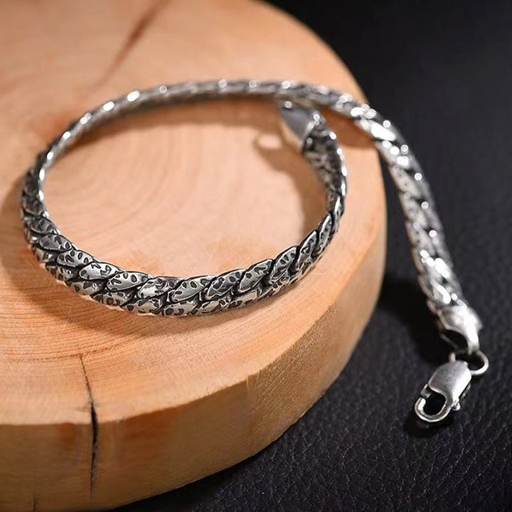 Silbernes Armband mit Ornamenten Handgelenk elegantes Design Harmonie.