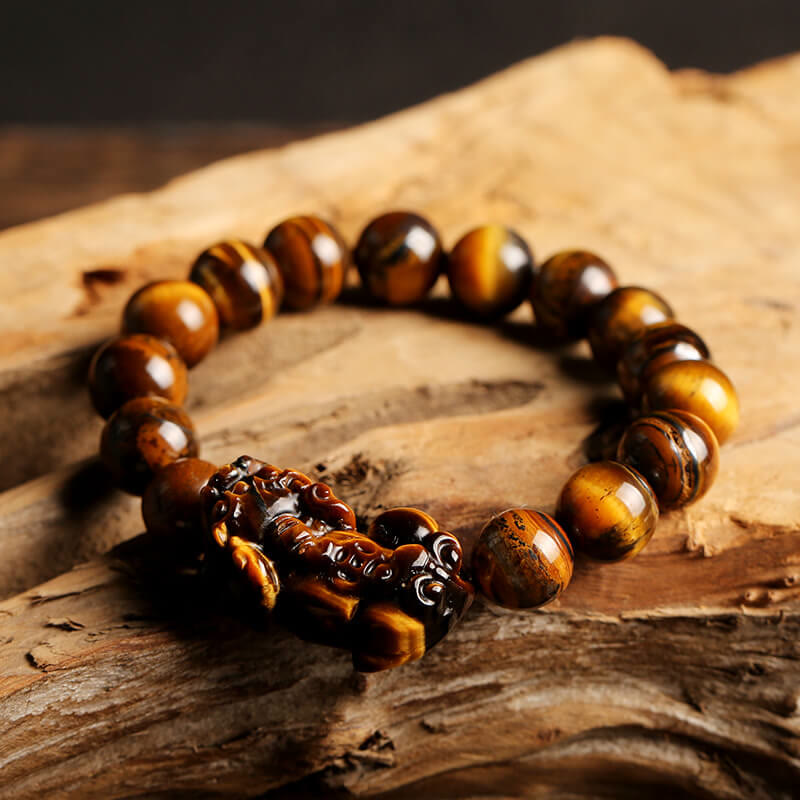 Armband Tigerauge – Wohlstand mit braunem Naturstein auf Holz Flat Lay