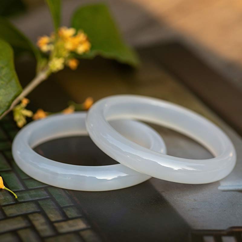 Armband – Harmonie weiße Jade Ringe elegante Naturstein Schmuckstücke zusammen