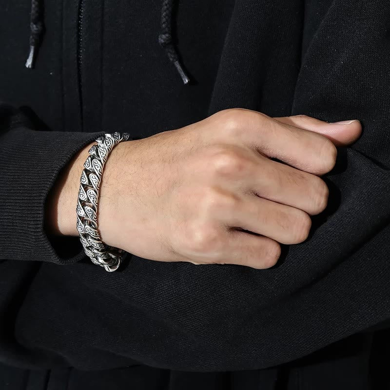 Silbernes Armband Vintage Tang Dynastie Blume Glück an männlicher Hand getragen