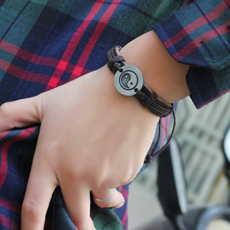 Armband Yin Yang – Harmonie mit schwarzem Lederband am Handgelenk getragen