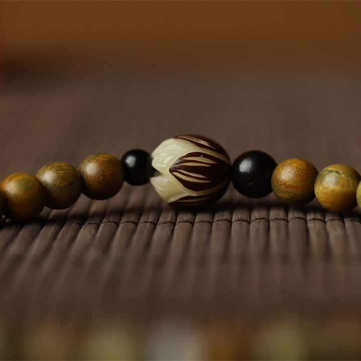 Armband Sandelholz Bodhi Lotus mit schwarzen Perlen elegantes Design