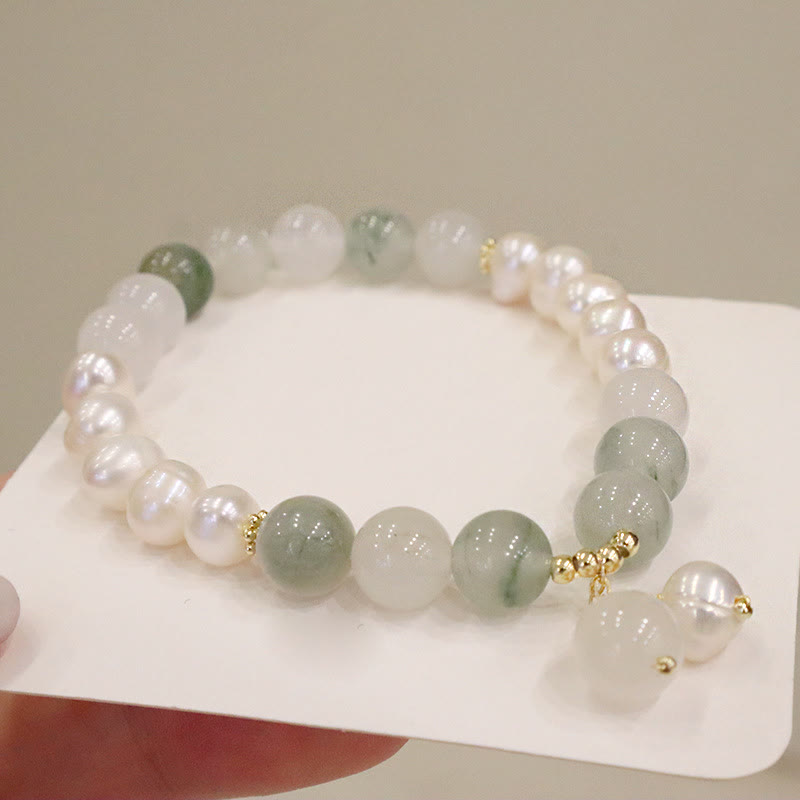 Armband Perle Jade – Heilung mit grünen Jadekugeln und weißen Perlen.