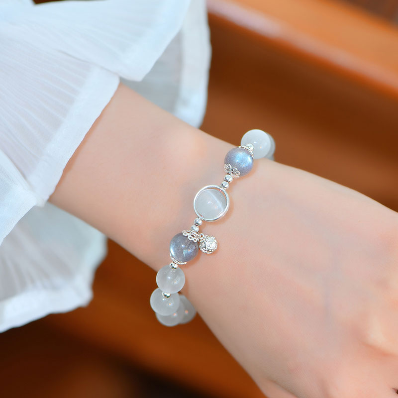 Mondstein Armband 925 Silber elegantes Design Handgelenk getragen weiß