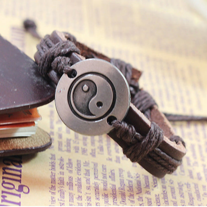 Armband Yin Yang – Harmonie aus Holz mit Metallmedaillon getragen