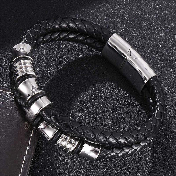 Schwarzes Leder Weave Armband mit silbernen Verschlüssen Flat Lay Draufsicht