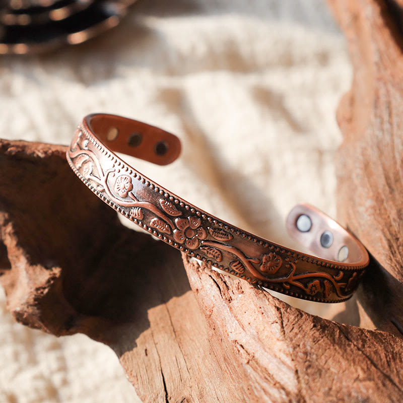 Kupfer Magnetisch Armband mit Blumenmuster auf Holz Naturstein Energie