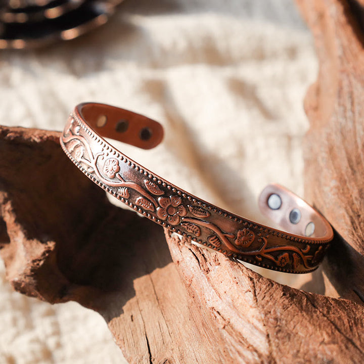 Kupfer Magnetisch Armband mit Blumenmuster auf Holz Naturstein Energie
