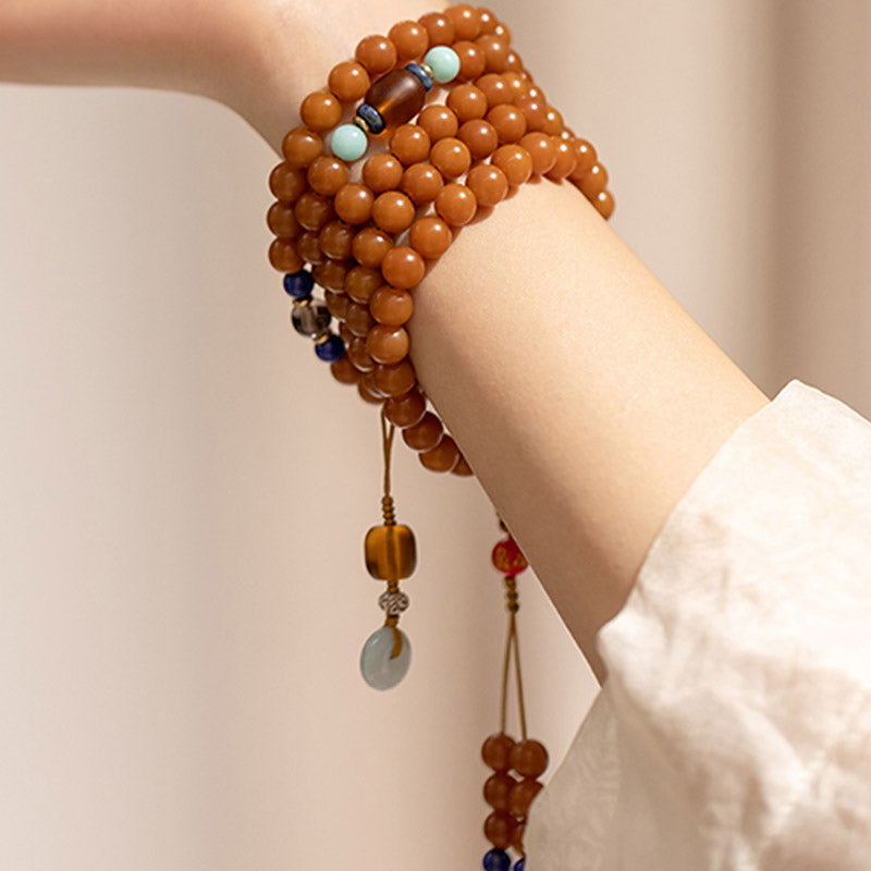 Mala 108 Perlen Bodhi Armband am Handgelenk braun Naturstein elastisch getragen