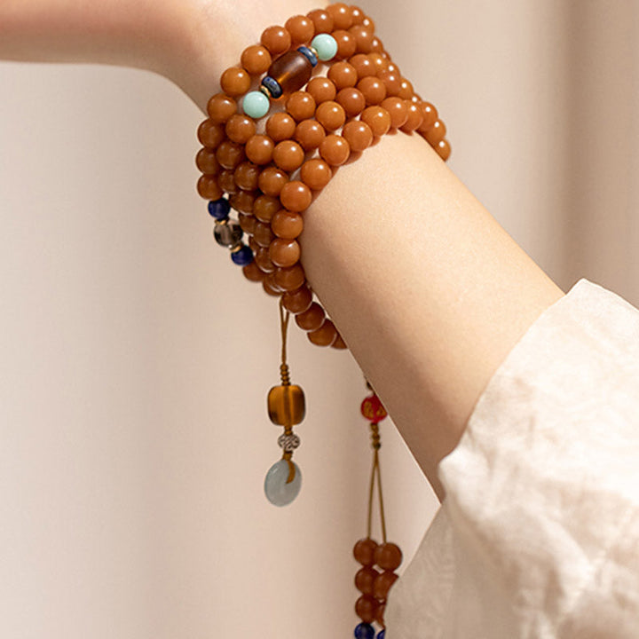 Mala 108 Perlen Bodhi Armband am Handgelenk braun Naturstein elastisch getragen
