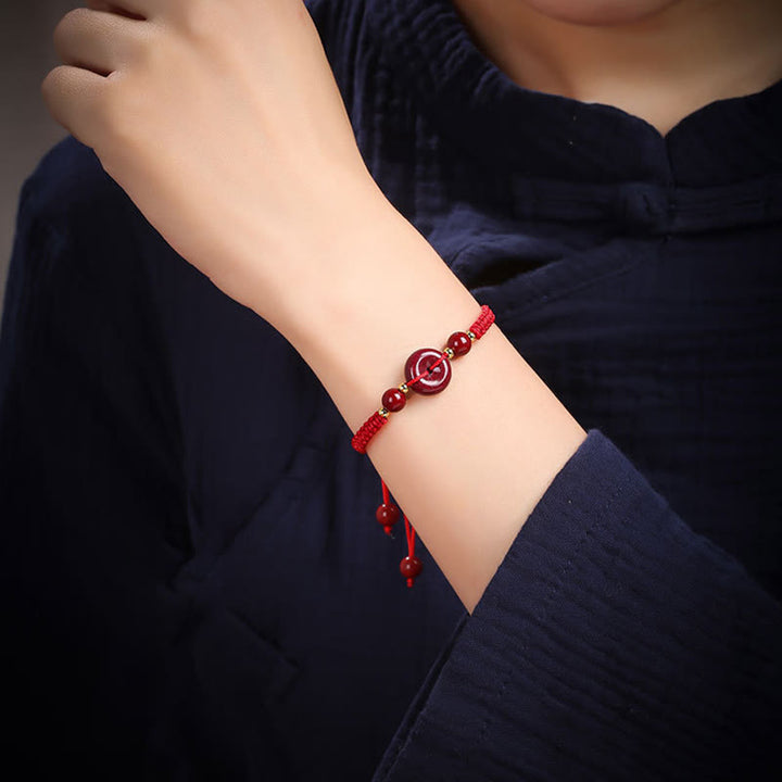 Armband Zinnober – Frieden & Segen rot elastisch am Handgelenk getragen