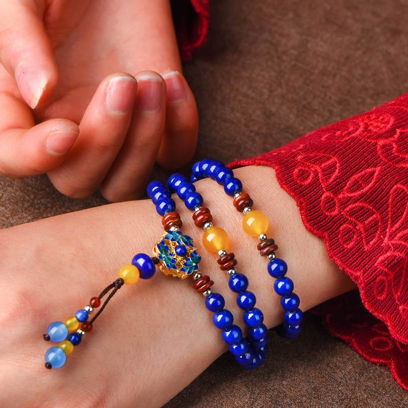 Armband Lazurit Gelb Agate Positiv am Handgelenk getragen Kind Familie