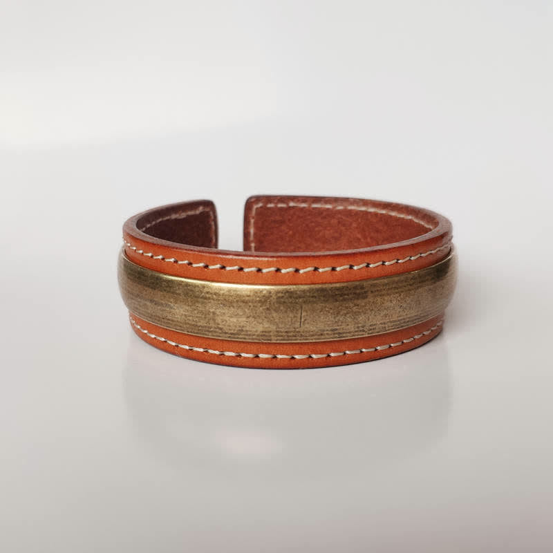 Kupfer Armband mit Leder und Metallstreifen elegant gestaltet.