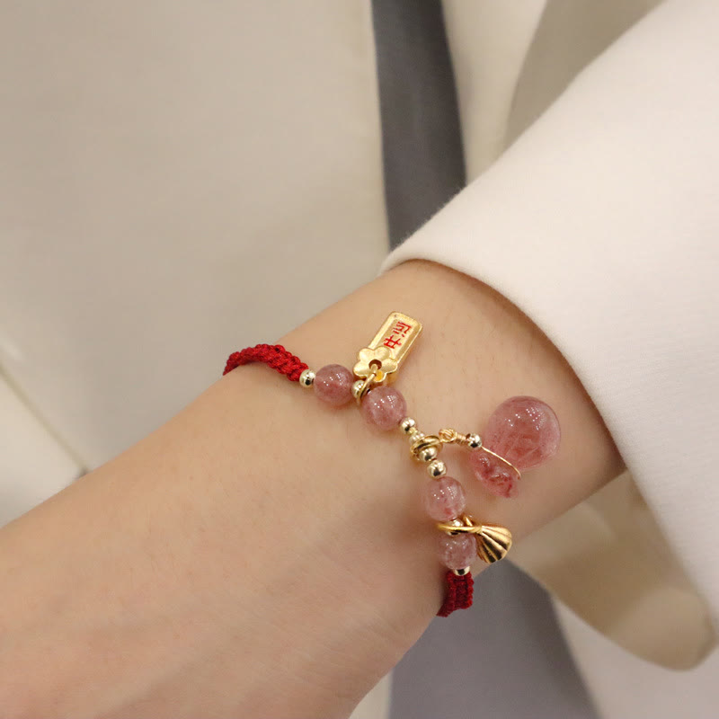 Armband Erdbeerquarz Lotus – Heilung am Handgelenk mit roter Schnur getragen