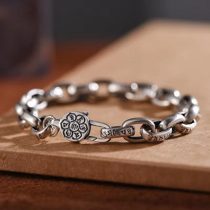 Silbernes Armband Kupfer Om Mani Padme Hum Flachaufnahme Holzuntergrund