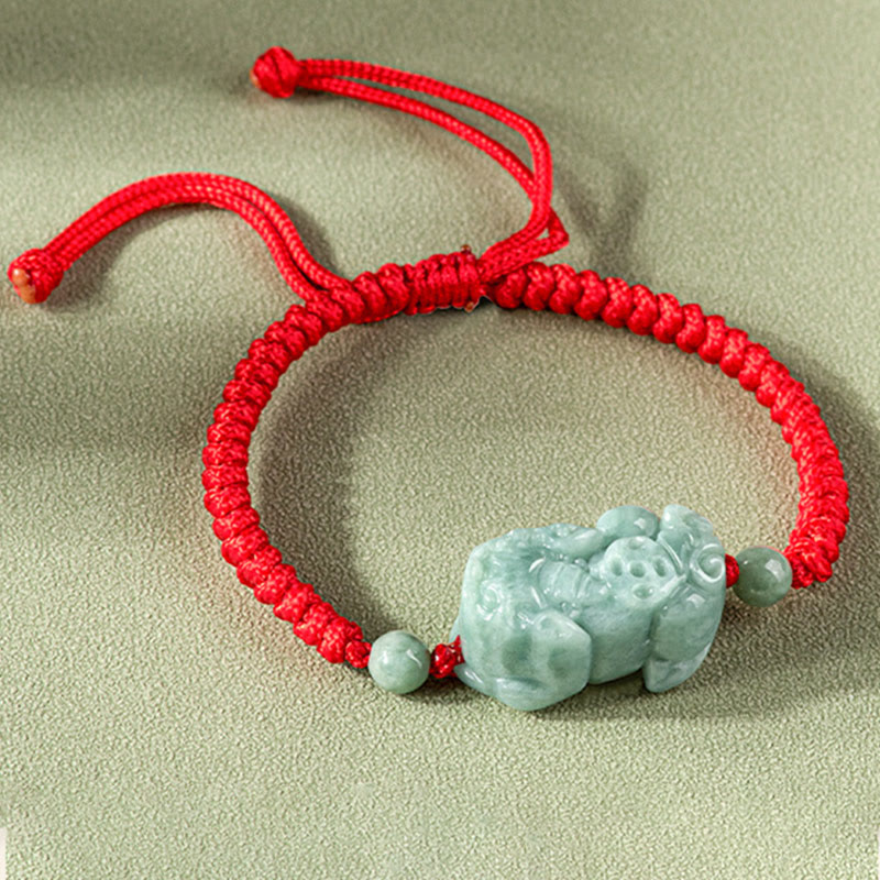Rotes Armband mit grünem Jade Pixiu Anhänger elastisch.