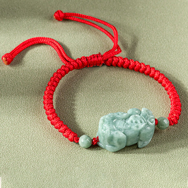 Rotes Armband mit grünem Jade Pixiu Anhänger elastisch.