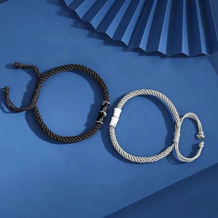 Zwei geflochtene Bambusarmbänder schwarz weiß Heilung Naturmaterial elegant.