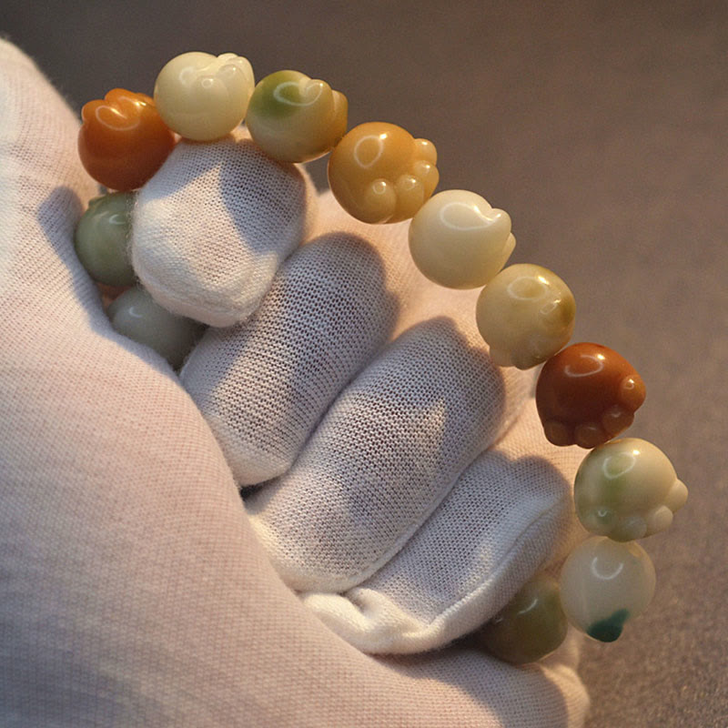 Bodhi Armband mit bunten Perlen am Handgelenk getragen Harmonie
