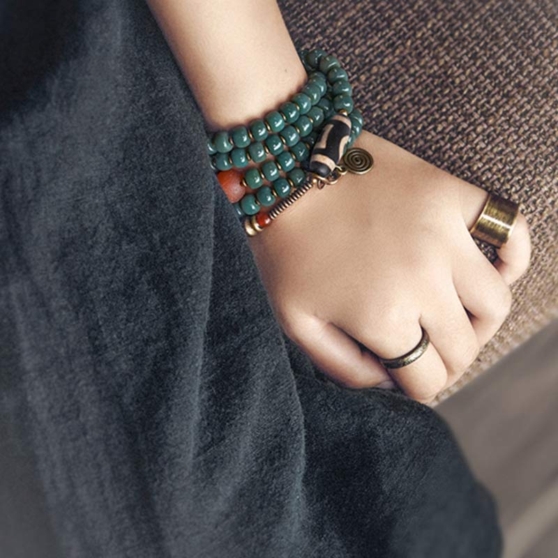 Mala 108 Perlen Bodhi – Energie Armband grüne Perlen Handgelenk getragen