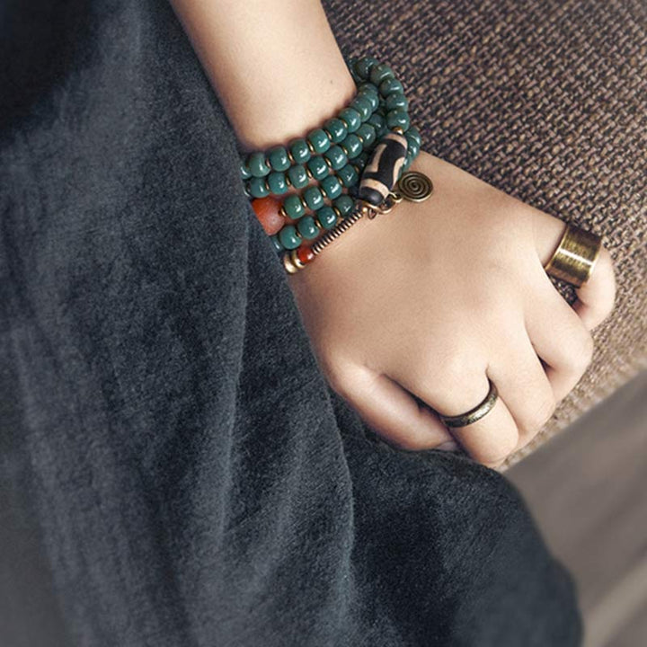 Mala 108 Perlen Bodhi – Energie Armband grüne Perlen Handgelenk getragen