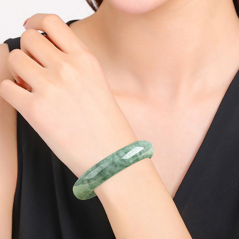 Jade Armband Glück Wohlstand Balance grüner Naturstein elastisch getragen