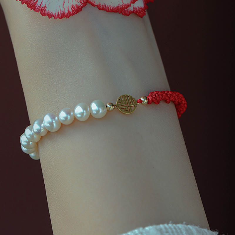 Armband Perle – Schutz & Glück weiße Perlen goldener Verschluss rotes Band