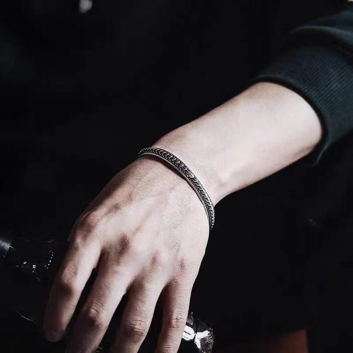 Armband Drachen Glück Wohlstand elegant am Handgelenk getragen
