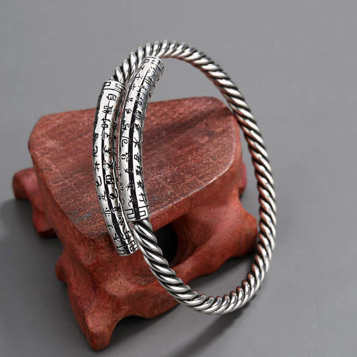 Silbernes Armband Herzsutra Balance mit Schriftzeichen auf Stein.