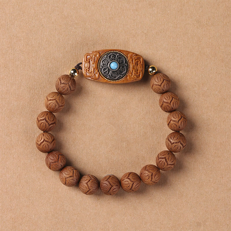 Sandelholz Armband mit Om Symbol und blauen Stein elegant präsentiert.