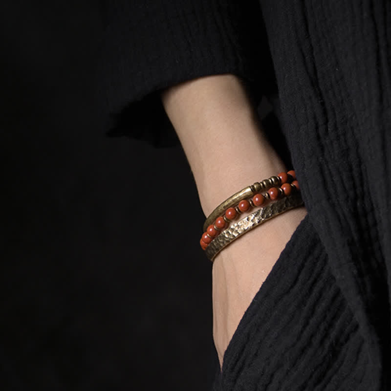Armband Kupfer – Wohlstand mit roten Perlen am Handgelenk getragen