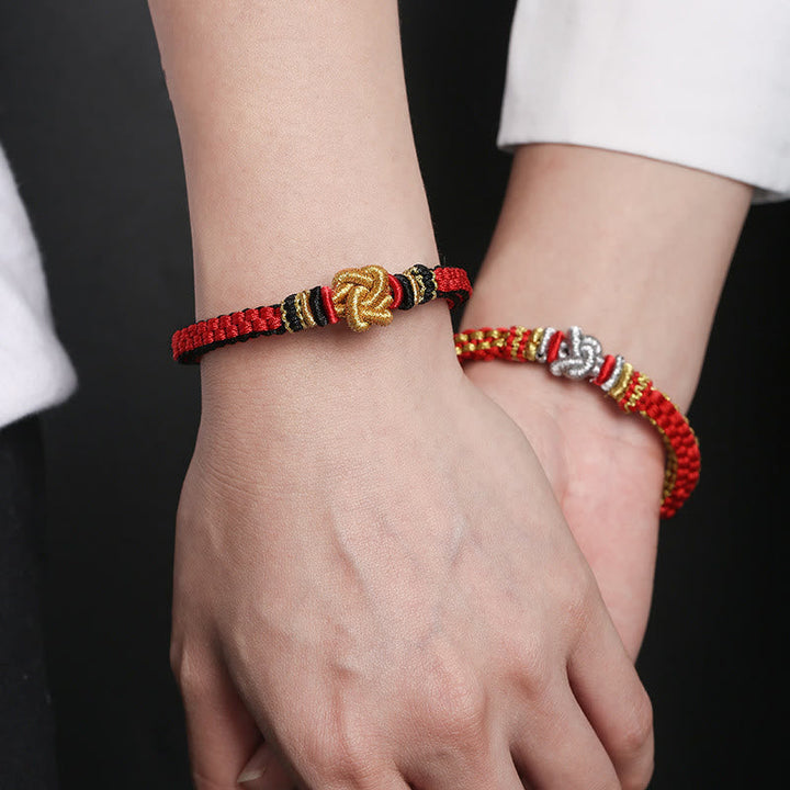 Rotes Armband – Glück & Liebe mit goldenen Verzierungen am Handgelenk