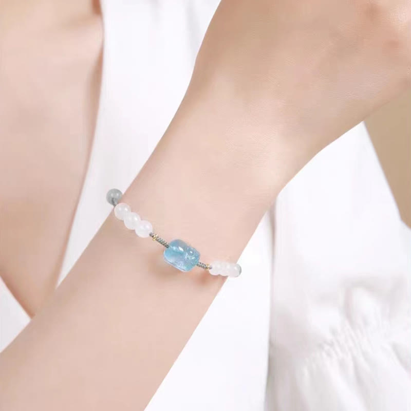 Armband Weiße Jade Aquamarin Pixiu elastisch am Handgelenk getragen