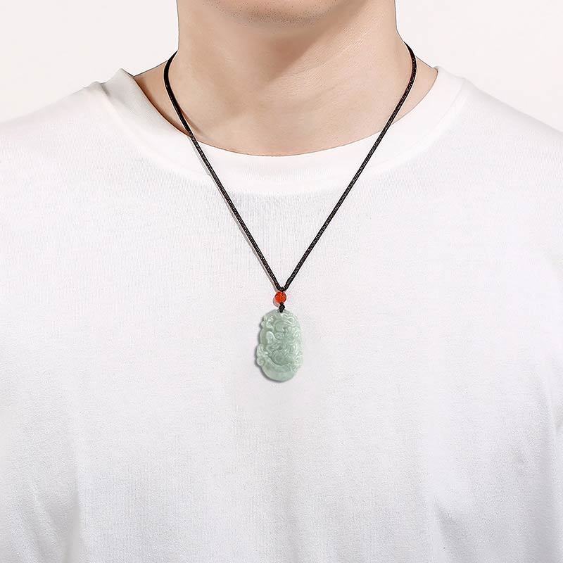 Kette Jade Drachen grüner Anhänger am Hals getragen Naturstein