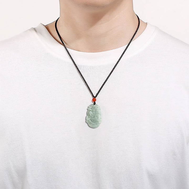 Kette Jade Drachen grüner Anhänger am Hals getragen Naturstein