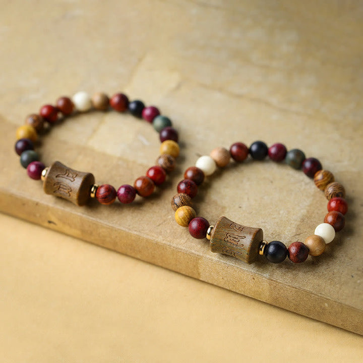 Armband Sandelholz Om Mani Padme Hum mit bunten Perlen Paar.
