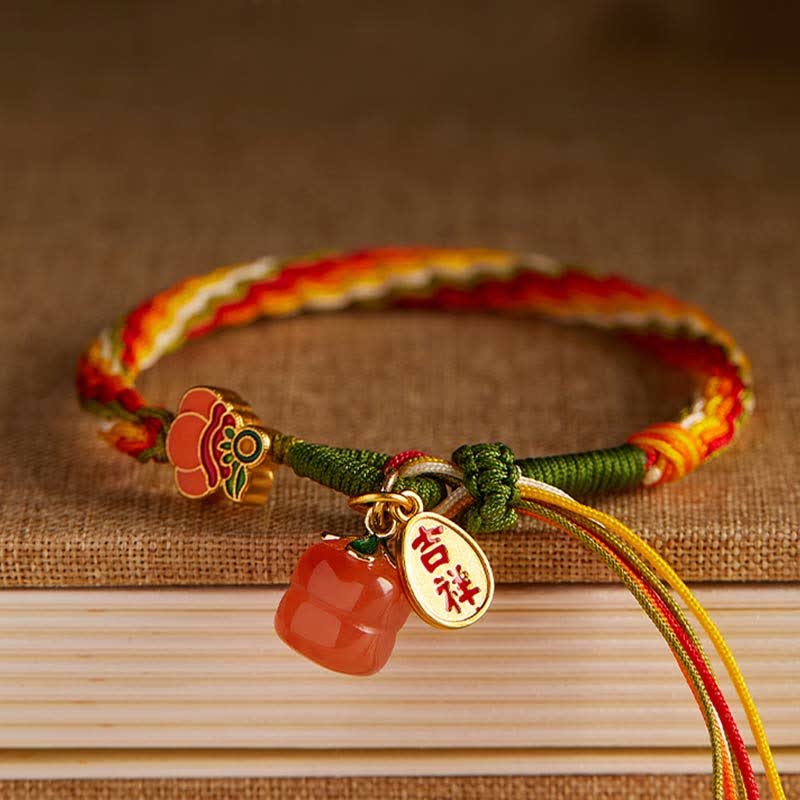 Armband Roter Achat – Stärke mit grünem Seidenfaden und Charms