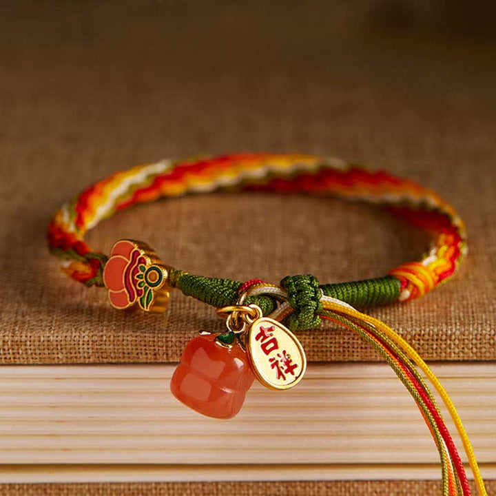 Armband Roter Achat – Stärke mit grünem Seidenfaden und Charms