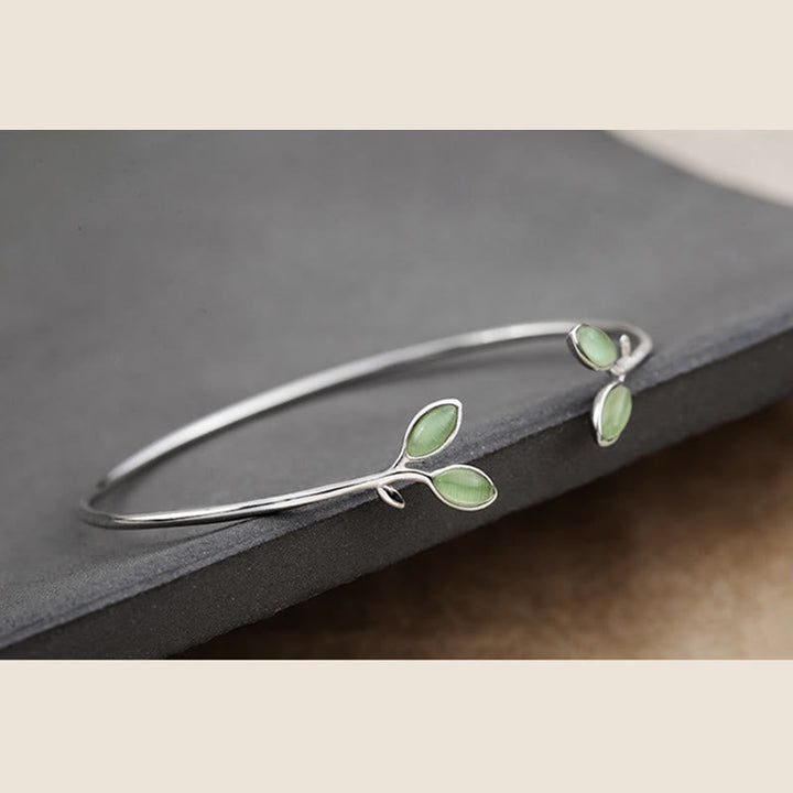 Silberarmband mit grünen Blattanhängern Katzenauge elegant.